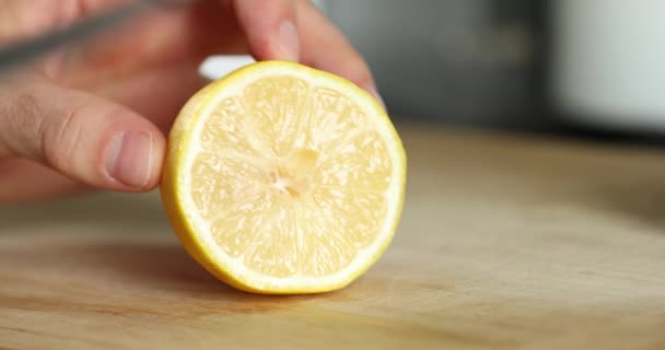Cortar un limón con un cuchillo, contiene audio original — Vídeos de Stock