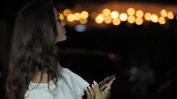 Vrouw praten via de telefoon 's nachts — Stockvideo