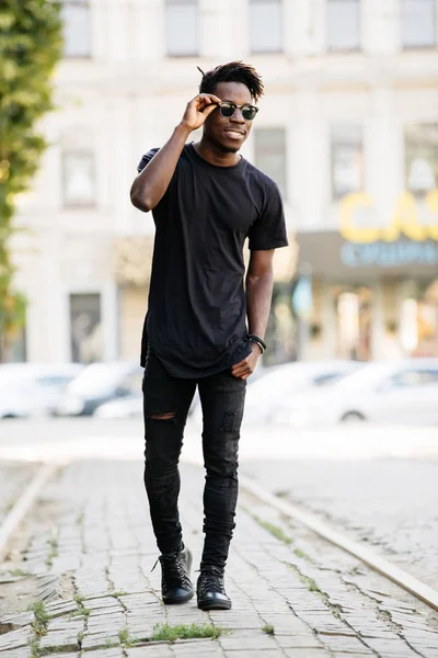 Νεαρό Μοντέλο Αφρικανική Άνθρωπος Στέκεται Στο Μαύρο Shirt Στο Δρόμο — Φωτογραφία Αρχείου