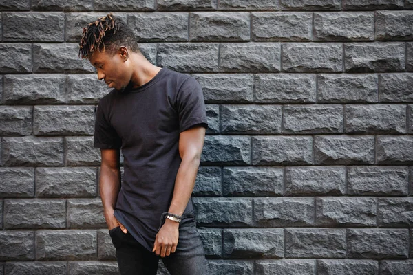 Przystojny Mężczyzna Afroamerykanów Puste Czarny Shirt Stoi Mur Cegły — Zdjęcie stockowe