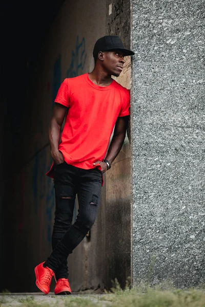 Африканський Людина Червоний Футболка Міських Міста Місце — стокове фото