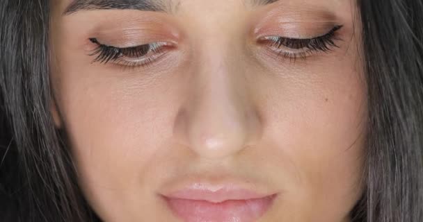 クローズ アップ女性の顔、女性の目を開く — ストック動画