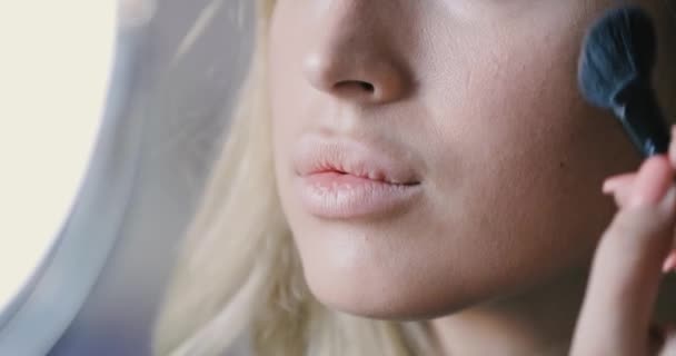 Frau selbst schminken, Puder auf die Haut geben — Stockvideo