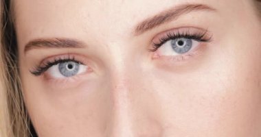 Güzel kadın yüz makyaj closeup ile