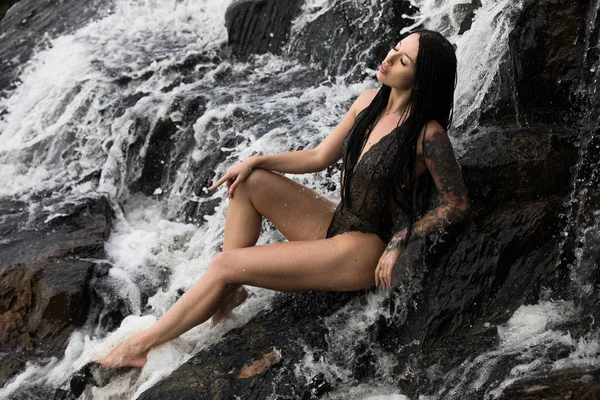 Schöne Frau Sexy Unterwäsche Unter Wasserfall — Stockfoto