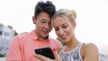 Genç çift izle fotoğraflar üzerinde akıllı telefon ne zaman onlar birlikte