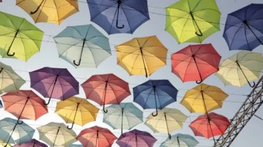 Asılı birçok renkli şemsiyeler