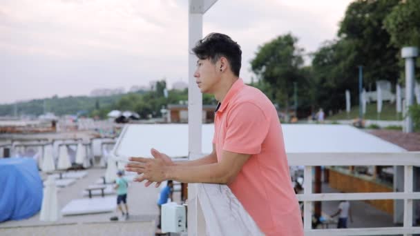 L'uomo in piedi sulla terrazza e guardare l'orizzonte del mare, pensando — Video Stock