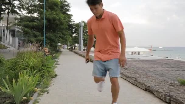 Acrobat az ember, hogy vissza tükrözése lassítva — Stock videók
