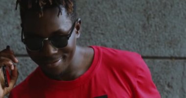 Afrika kökenli Amerikalı adam zevk müzik duvar closeup karşı kayf var