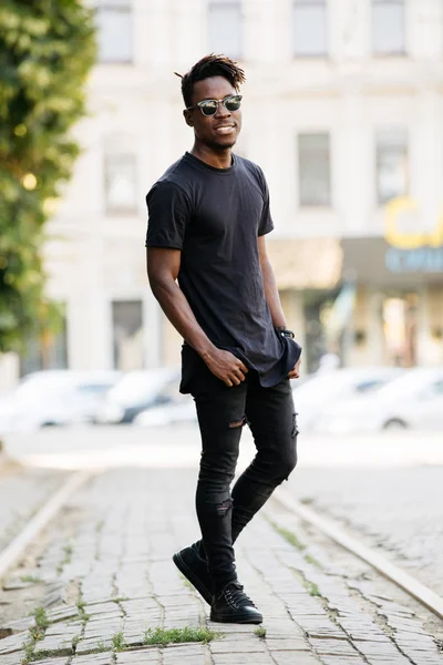 Νεαρή Αφρικανική Άνθρωπος Φορώντας Μαύρο Shirt Δρόμο Της Πόλης — Φωτογραφία Αρχείου
