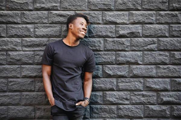 Αφρικανική Αμερικανική Μόδα Αρσενικό Μοντέλο Κενό Μαύρο Shirt Στέκεται Ενάντια — Φωτογραφία Αρχείου