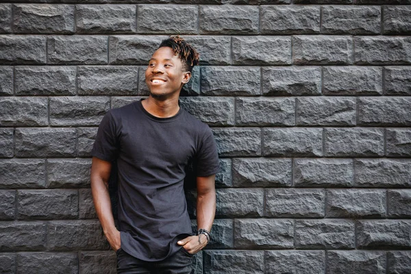 Όμορφος Αφρικανική Αμερικανική Άνθρωπος Στο Κενό Μαύρο Shirt Στέκεται Ενάντια — Φωτογραφία Αρχείου