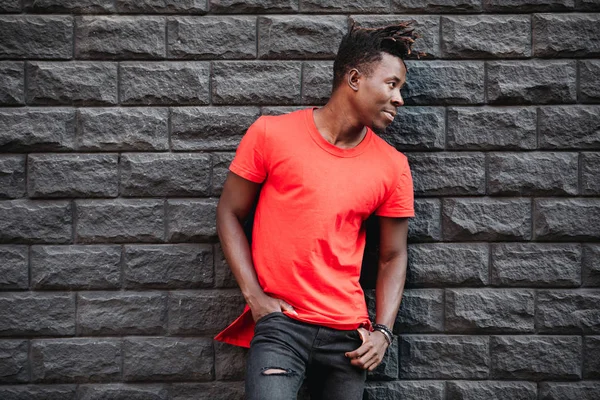 Africké Mužský Model Stojící Prázdné Červené Tričko Proti Cihlové Zdi — Stock fotografie