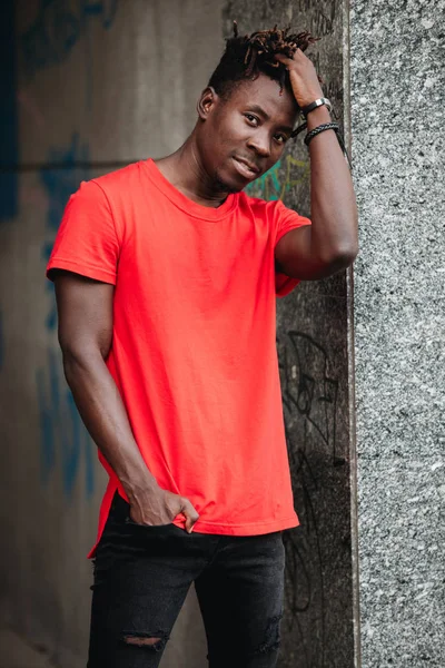 Αφρικανική Άνθρωπος Στο Κόκκινο Shirt Στο Αστικό Μέρος — Φωτογραφία Αρχείου