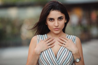 Kadın modeli yüz şehirde poz kamera bakıyor