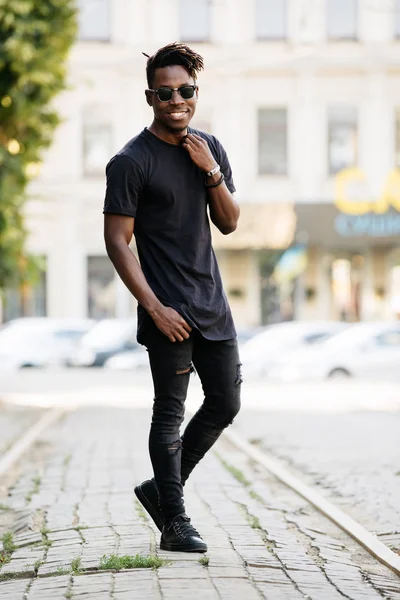 Modèle Masculin Africain Élégant Debout Shirt Noir Ville — Photo