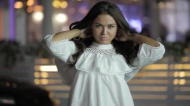 Lüks tutkulu glamour kadın geceleri atmak saç olun