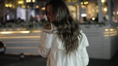 Güzel kadın yürüme, yüz geri dönüş geceleri küpeli