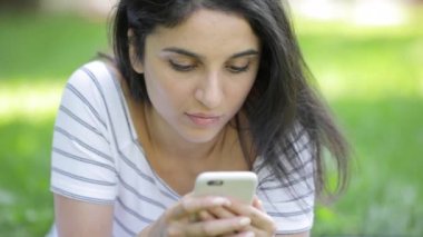 Akıllı telefon kullanan kadın