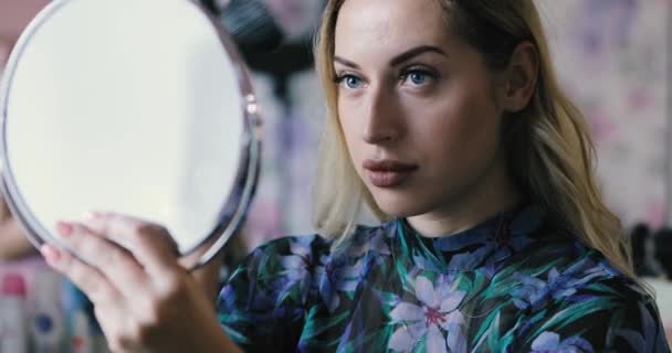 Mujer haciendo maquillaje ella misma, añadir polvo en la cara — Vídeos de Stock