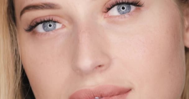 Красивая женщина лицо близко с макияжем — стоковое видео