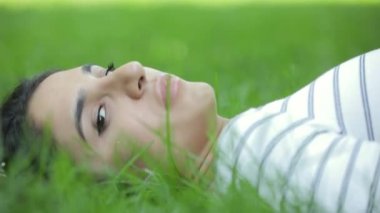 kadın rahatlatıcı çim üzerinde yalan