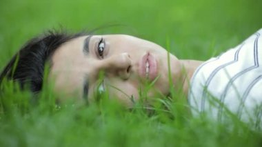 kadın rahatlatıcı çim üzerinde yalan