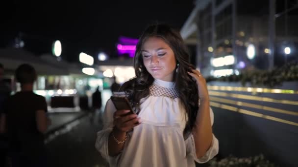 Mulher falando por smartphone na cidade noturna — Vídeo de Stock