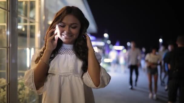 Donna che parla con lo smartphone nella città di notte — Video Stock