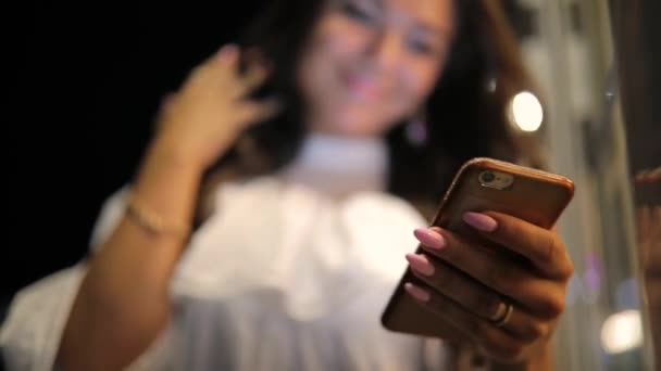 Böngészés nézi őt smartphone app alkalmazással az éjszakai város nő — Stock videók