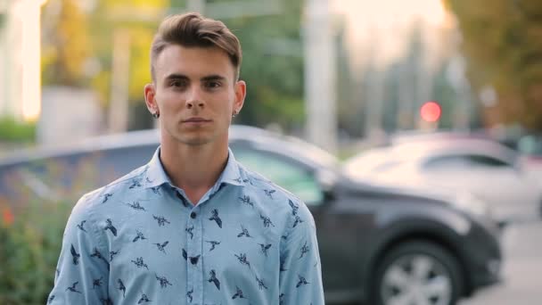 Genç başarılı iş adamı rahat tarzı kollarını geçerken — Stok video