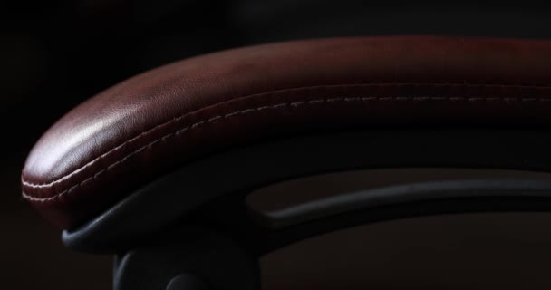 人が快適な茶色コンピューター椅子のクローズ アップに座る — ストック動画