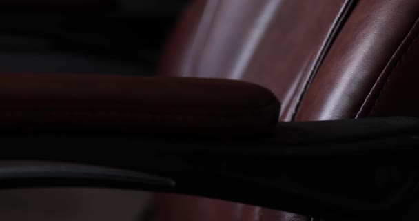 Primer plano de la silla de ordenador marrón en habitación oscura — Vídeos de Stock