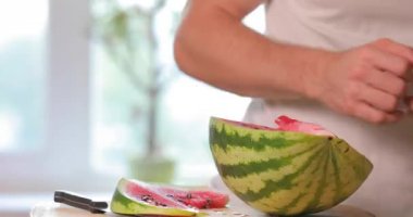 Biri karpuz ve yemek parçası adamım