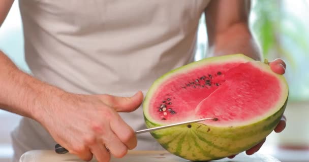 Somebody man cut lobule of ripe watermelon — Stock Video