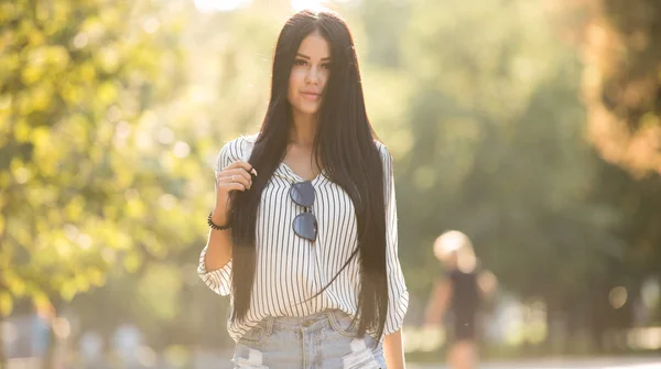 Vacker Kvinna Promenader Sommaren Park Hennes Hår Vacker — Stockfoto