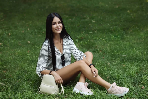 Linda Mulher Bonita Sentada Grama Prado Mochila Perto Dela — Fotografia de Stock