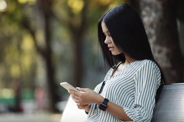 Young Pretty Woman Using Smart Phone Sitting Bench Park — Stock Photo, Image