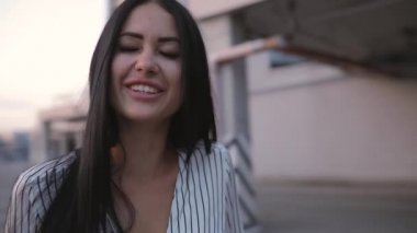 Genç kadın bana kentsel şehir yer Kur coquet