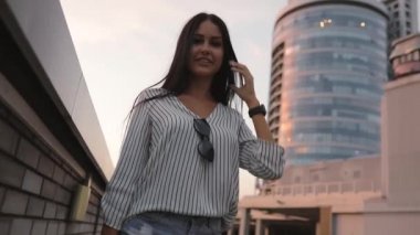 Genç kadın dön ve yüksek şehir bina için arıyorsunuz