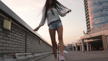 Git bir ince yüzey, mutlu eğlenceli komik kadın yaşam tarzı kavramı