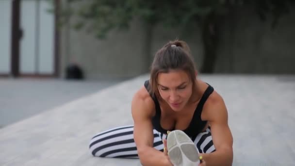 大人の女性のストレッチは、彼女の足をより柔軟に行う — ストック動画