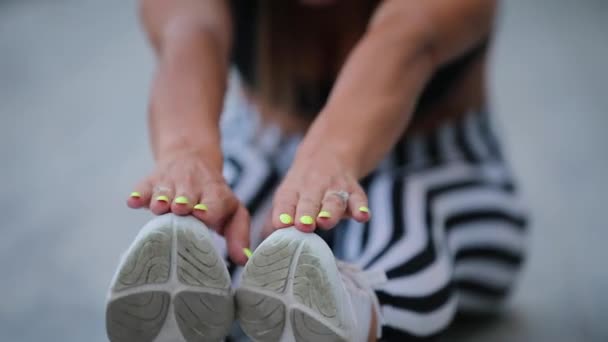 Τεντώματα ενήλικη γυναίκα, κάνει τα πόδια της είναι πιο ευέλικτη — Αρχείο Βίντεο
