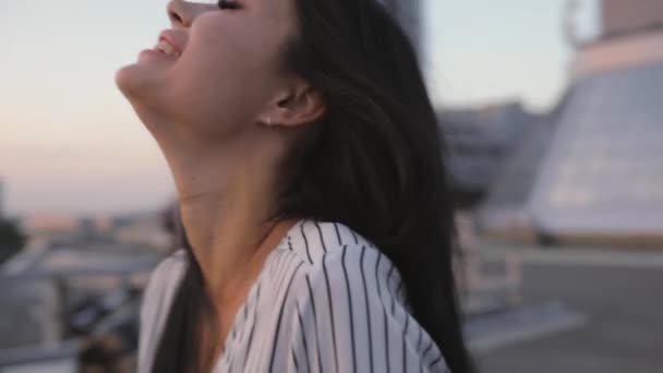 Счастливая женщина кокет дует волосы наслаждается летнее время — стоковое видео