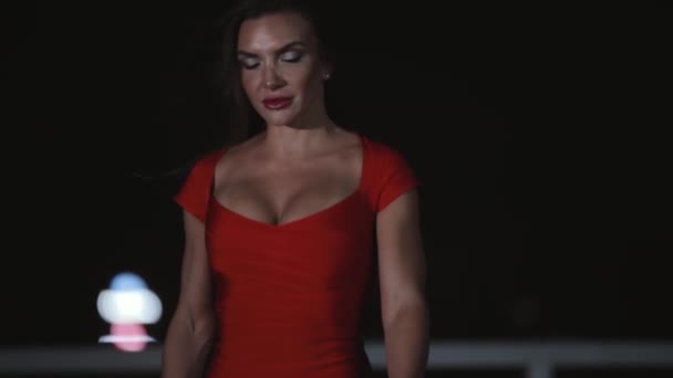 Seksi kırmızı elbiseli kadına gidip arabasına gece City — Stok video