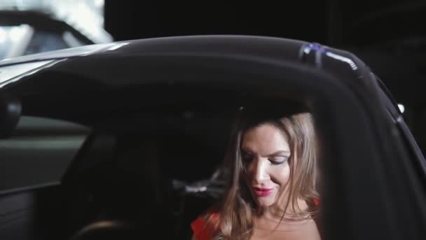 Donna sexy autista guardandomi da salone di lusso auto — Video Stock