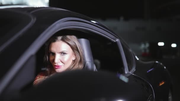 Donna sexy autista in abito rosso pronto a guidare auto di lusso — Video Stock