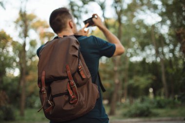 Parkta seyahat turizm adam olun ağacının hareket eden bir fotoğraf