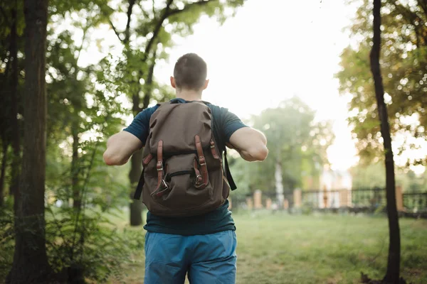 Rucksack Auf Einem Mann Rückansicht Eines Männlichen Touristen Der Park — Stockfoto